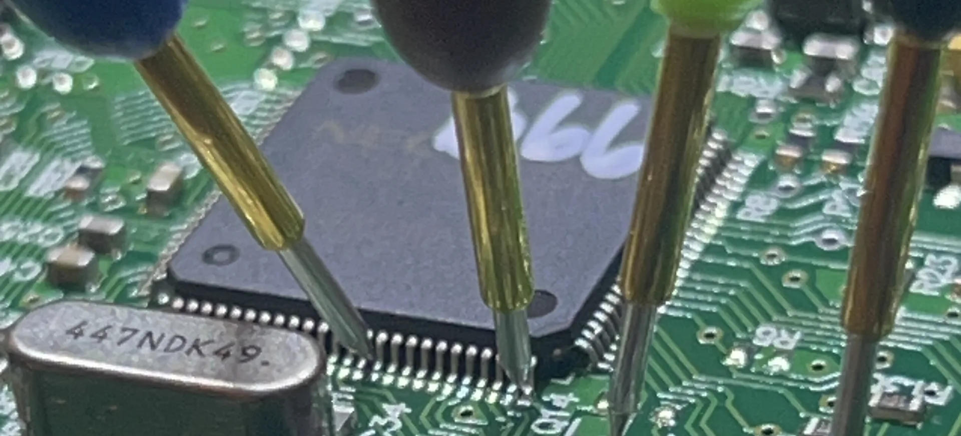 Probes on the microcontroller of a 997 PAS immobiliser control unit during analysis
